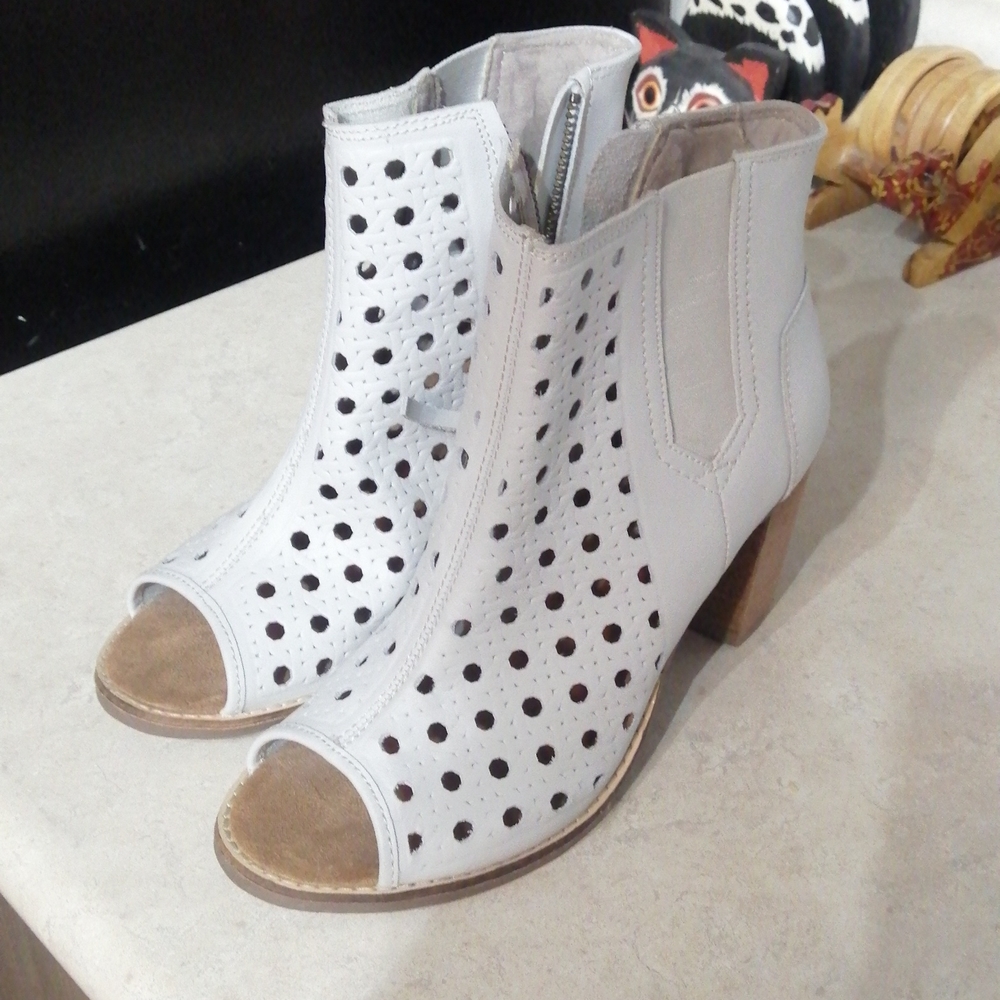 Peep toe chunky Toms boots